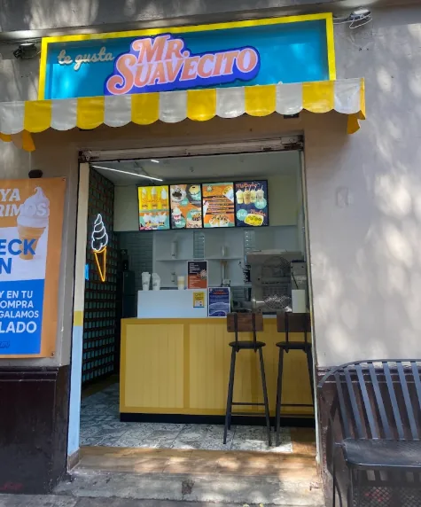 Fachada de la heladería Mr. Suavecito con toldo amarillo en Gral. Benjamín Hill, Hipódromo Condesa, CDMX