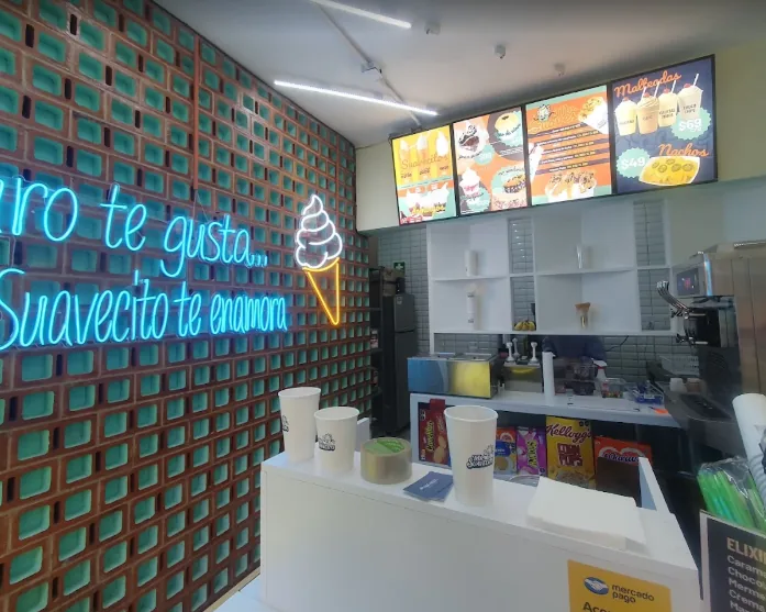Interior de Mr. Suavecito con el letrero de neón 'Duro te gusta, Suavecito te enamora' y el menú iluminado, Hipódromo Condesa CDMX